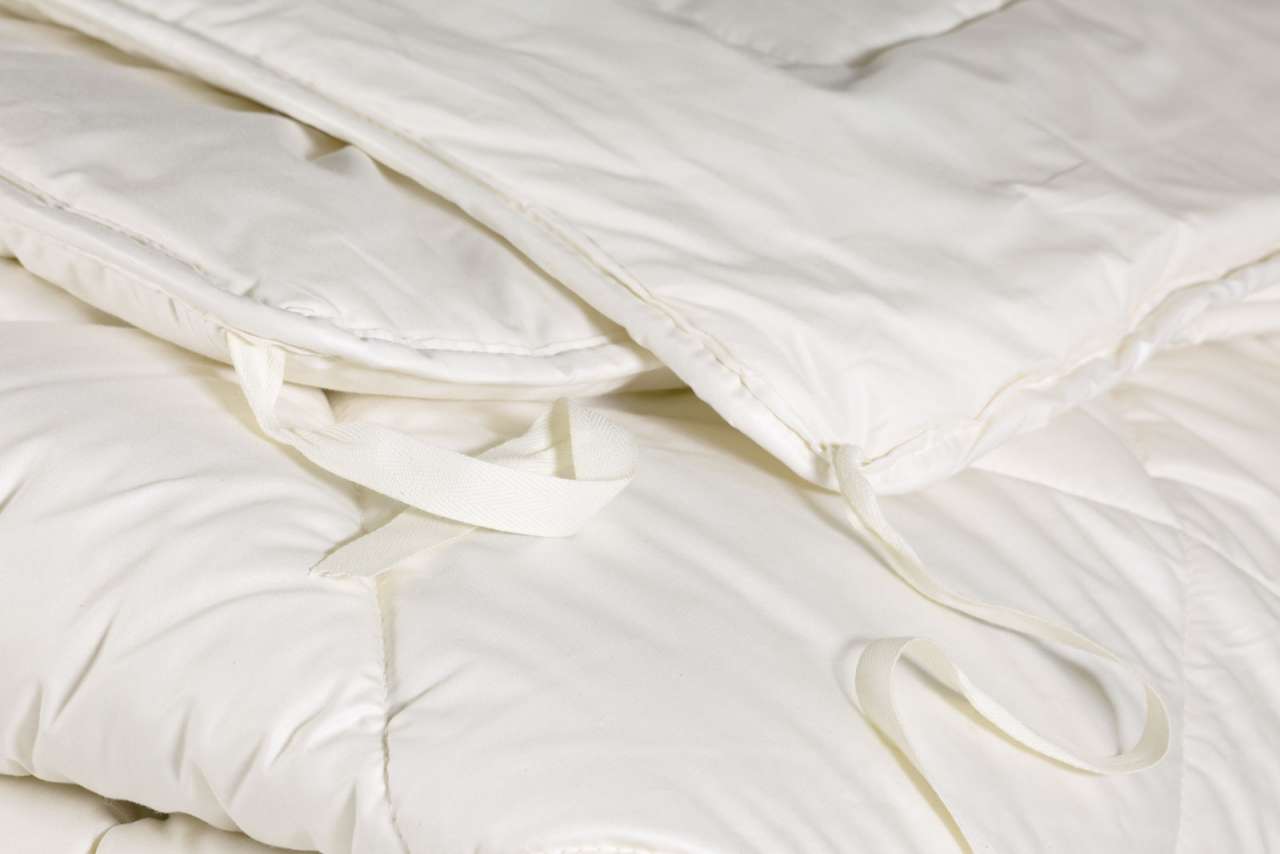 purenature PureNature Four Seasons duvet virgin sheep's wool with tying straps im Angebot