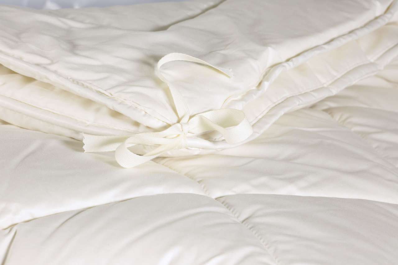 purenature PureNature Four Seasons duvet virgin sheep's wool with tying straps im Angebot