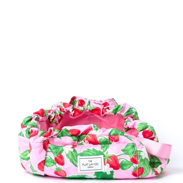 The Flat Lay Co. Drawstring Makeup Bag - Summer Strawberries Black Friday Preise