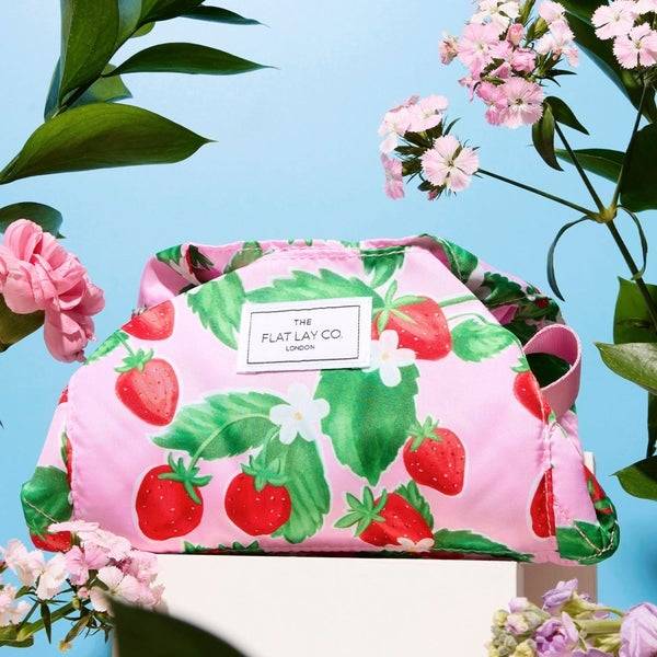 The Flat Lay Co. Drawstring Makeup Bag - Summer Strawberries Black Friday Preise