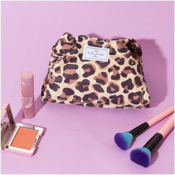The Flat Lay Co. Drawstring Bag - Leopard Print Sonderangebot der Fabrik