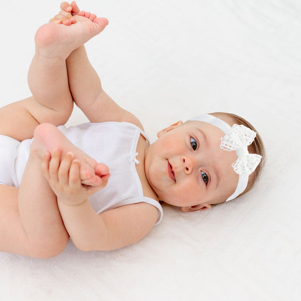Parsa Beauty PARSA Baby Haarband weiß mit Spitzenschleife 1Stk Günstiger Verkauf