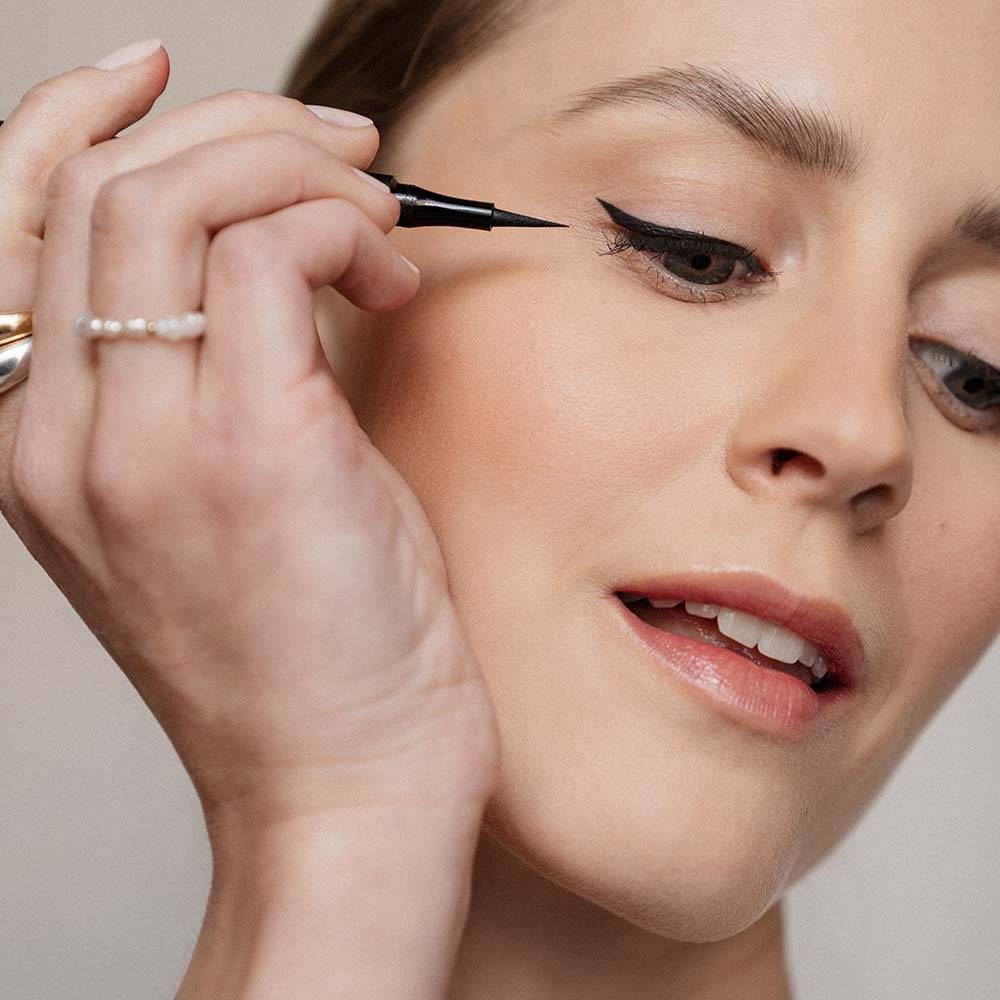 Strong Cosmetics Eyeliner Pen im Angebot